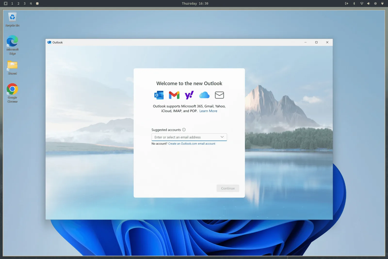 Omarchy کے اندر Outlook چلاتا Windows 11، اوپر Omarchy ڈیسک ٹاپ بار نظر آ رہی ہے